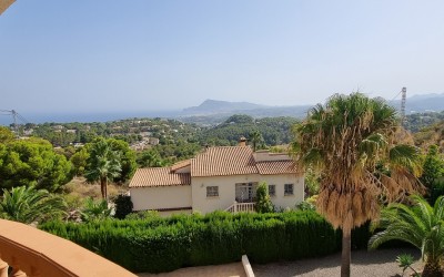 Spacious villa with guest apartment and sea views in Altea.