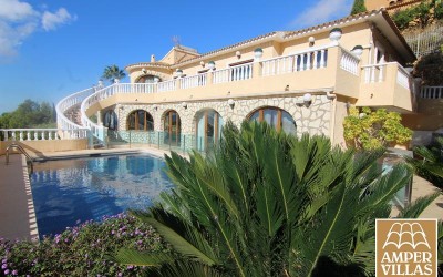 Villa on the golf course with spectacular sea views