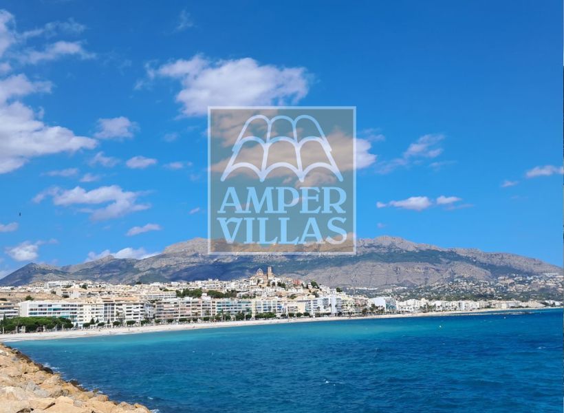 Altea refuerza su atractivo con sus playas con Bandera Azul