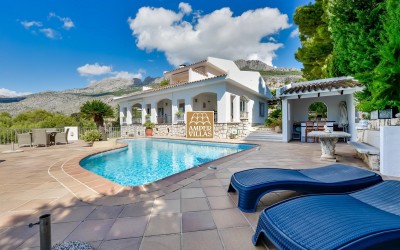 Beautiful and elegant villa with lovely panoramic views.