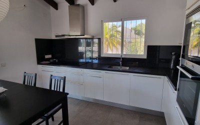 Completely renovated villa on one floor with a flat plot in Altea