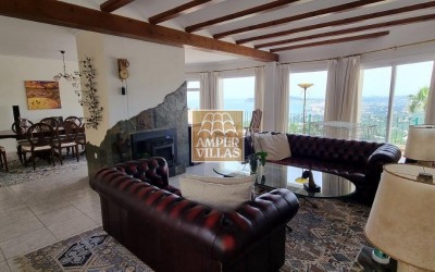 Spacious villa with panoramic views of the Bay of Altea.