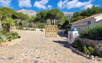 Villa with large plot and spectacular sea views in Altea