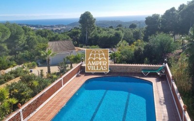 Villa with large plot and spectacular sea views in Altea