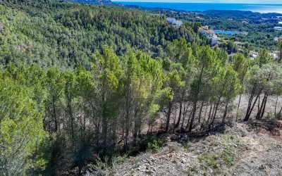 Parcela urbana con bonitas vistas al mar.