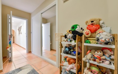 Recentelijk gerenoveerde villa met gastenverblijf en prachtig uitzicht op zee en de bergen.