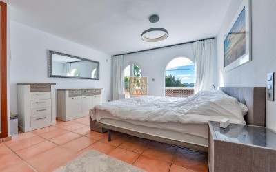 Recentelijk gerenoveerde villa met gastenverblijf en prachtig uitzicht op zee en de bergen.