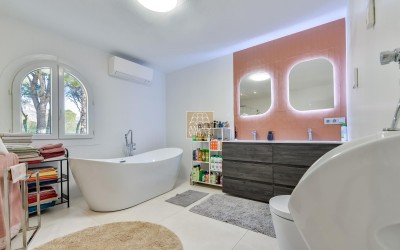 Recentelijk gerenoveerde villa met gastenverblijf en prachtig uitzicht op zee en de bergen.