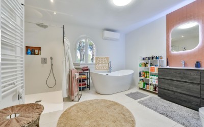 Recentelijk gerenoveerde villa met gastenverblijf en prachtig uitzicht op zee en de bergen.