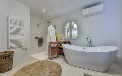 Recentelijk gerenoveerde villa met gastenverblijf en prachtig uitzicht op zee en de bergen.