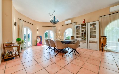 Recentelijk gerenoveerde villa met gastenverblijf en prachtig uitzicht op zee en de bergen.