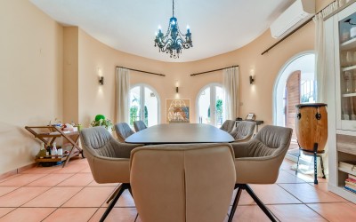 Recentelijk gerenoveerde villa met gastenverblijf en prachtig uitzicht op zee en de bergen.