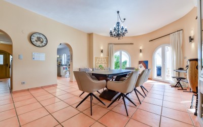 Recentelijk gerenoveerde villa met gastenverblijf en prachtig uitzicht op zee en de bergen.