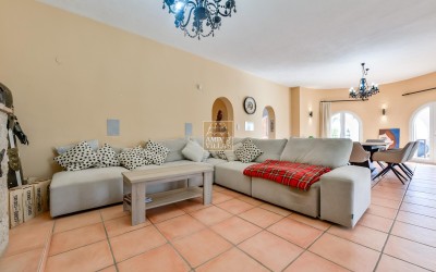 Recentelijk gerenoveerde villa met gastenverblijf en prachtig uitzicht op zee en de bergen.