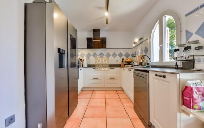 Recentelijk gerenoveerde villa met gastenverblijf en prachtig uitzicht op zee en de bergen.