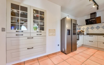 Recentelijk gerenoveerde villa met gastenverblijf en prachtig uitzicht op zee en de bergen.