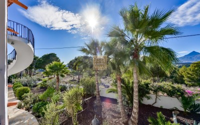 Recentelijk gerenoveerde villa met gastenverblijf en prachtig uitzicht op zee en de bergen.
