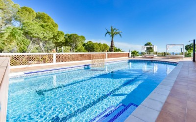 Recentelijk gerenoveerde villa met gastenverblijf en prachtig uitzicht op zee en de bergen.