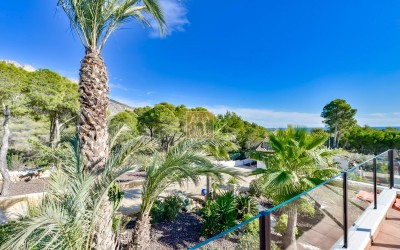 Recentelijk gerenoveerde villa met gastenverblijf en prachtig uitzicht op zee en de bergen.