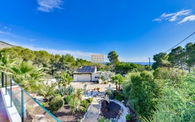 Recentelijk gerenoveerde villa met gastenverblijf en prachtig uitzicht op zee en de bergen.