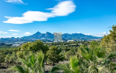 Recentelijk gerenoveerde villa met gastenverblijf en prachtig uitzicht op zee en de bergen.