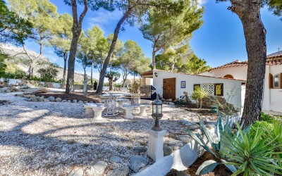 Recentelijk gerenoveerde villa met gastenverblijf en prachtig uitzicht op zee en de bergen.
