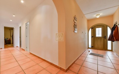 Recentelijk gerenoveerde villa met gastenverblijf en prachtig uitzicht op zee en de bergen.