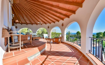 Recentelijk gerenoveerde villa met gastenverblijf en prachtig uitzicht op zee en de bergen.