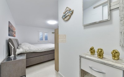 Recentelijk gerenoveerde villa met gastenverblijf en prachtig uitzicht op zee en de bergen.