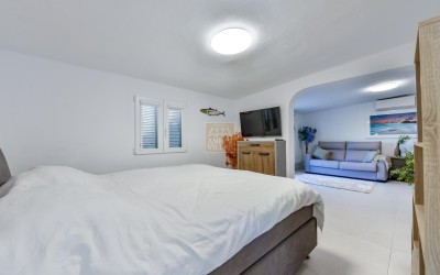 Recentelijk gerenoveerde villa met gastenverblijf en prachtig uitzicht op zee en de bergen.