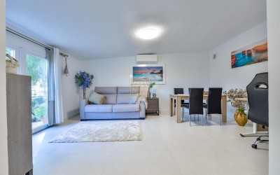 Recentelijk gerenoveerde villa met gastenverblijf en prachtig uitzicht op zee en de bergen.