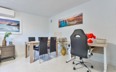 Recentelijk gerenoveerde villa met gastenverblijf en prachtig uitzicht op zee en de bergen.