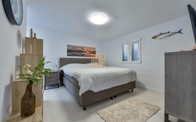 Recentelijk gerenoveerde villa met gastenverblijf en prachtig uitzicht op zee en de bergen.