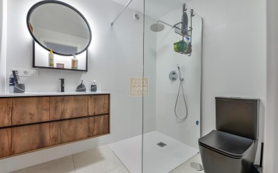 Recentelijk gerenoveerde villa met gastenverblijf en prachtig uitzicht op zee en de bergen.