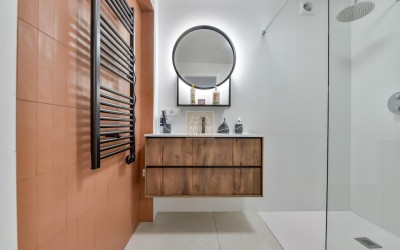 Recentelijk gerenoveerde villa met gastenverblijf en prachtig uitzicht op zee en de bergen.