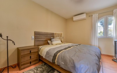 Recentelijk gerenoveerde villa met gastenverblijf en prachtig uitzicht op zee en de bergen.