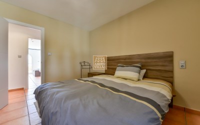 Recentelijk gerenoveerde villa met gastenverblijf en prachtig uitzicht op zee en de bergen.