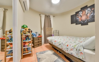 Recentelijk gerenoveerde villa met gastenverblijf en prachtig uitzicht op zee en de bergen.