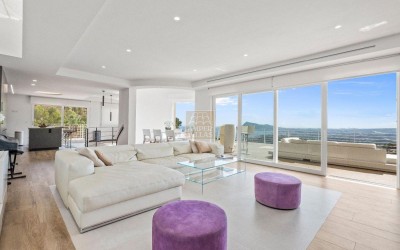 VILLA DE DISEÑO CON VISTAS ESPECTACULARES AL MAR