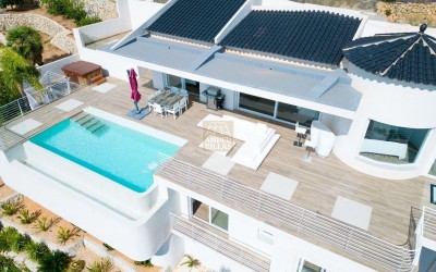 VILLA DE DISEÑO CON VISTAS ESPECTACULARES AL MAR