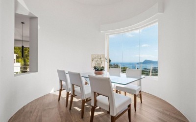 VILLA DE DISEÑO CON VISTAS ESPECTACULARES AL MAR