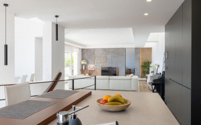 VILLA DE DISEÑO CON VISTAS ESPECTACULARES AL MAR