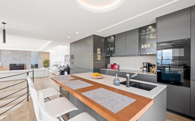 VILLA DE DISEÑO CON VISTAS ESPECTACULARES AL MAR