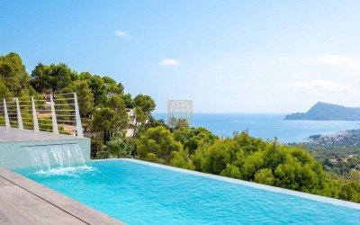 VILLA DE DISEÑO CON VISTAS ESPECTACULARES AL MAR