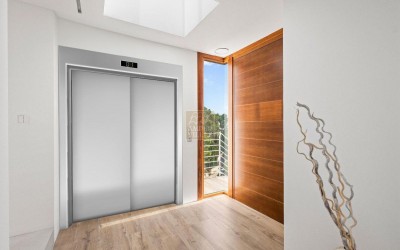 VILLA DE DISEÑO CON VISTAS ESPECTACULARES AL MAR