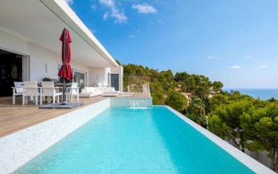 VILLA DE DISEÑO CON VISTAS ESPECTACULARES AL MAR