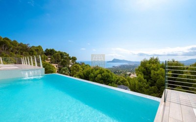 VILLA DE DISEÑO CON VISTAS ESPECTACULARES AL MAR