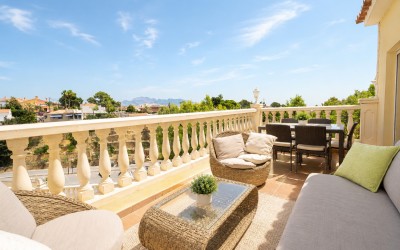 A lovely villa with beautiful terraces and a swimming pool in La Nucia.