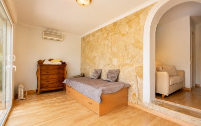 A lovely villa with beautiful terraces and a swimming pool in La Nucia.