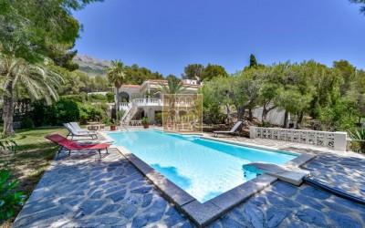 Exclusive villa in Altea offering complete privacy in a natural setting.